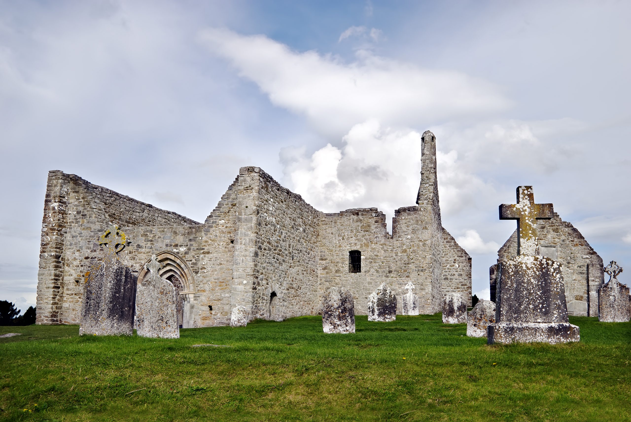 Monastery-of-Clonmacnoise-Ireland_7620696_original