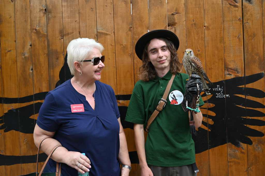 Edita learns about falconry in Germany